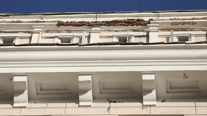 В Челябинске у «центрального» дома напротив площади Революции отвалилась часть фасада