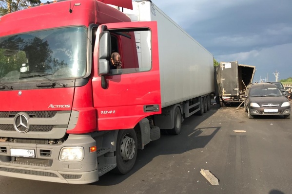 Участники аварии перекрыли трассу Участники аварии перекрыли трассу