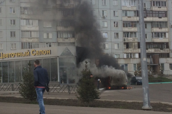 ЧП произошел примерно в 18:30 не поделку от дома по адресу Киренского, 118 неподалеку от цветочных павильонов ЧП произошел примерно в 18:30 не поделку от дома по адресу Киренского, 118 неподалеку от цветочных павильонов