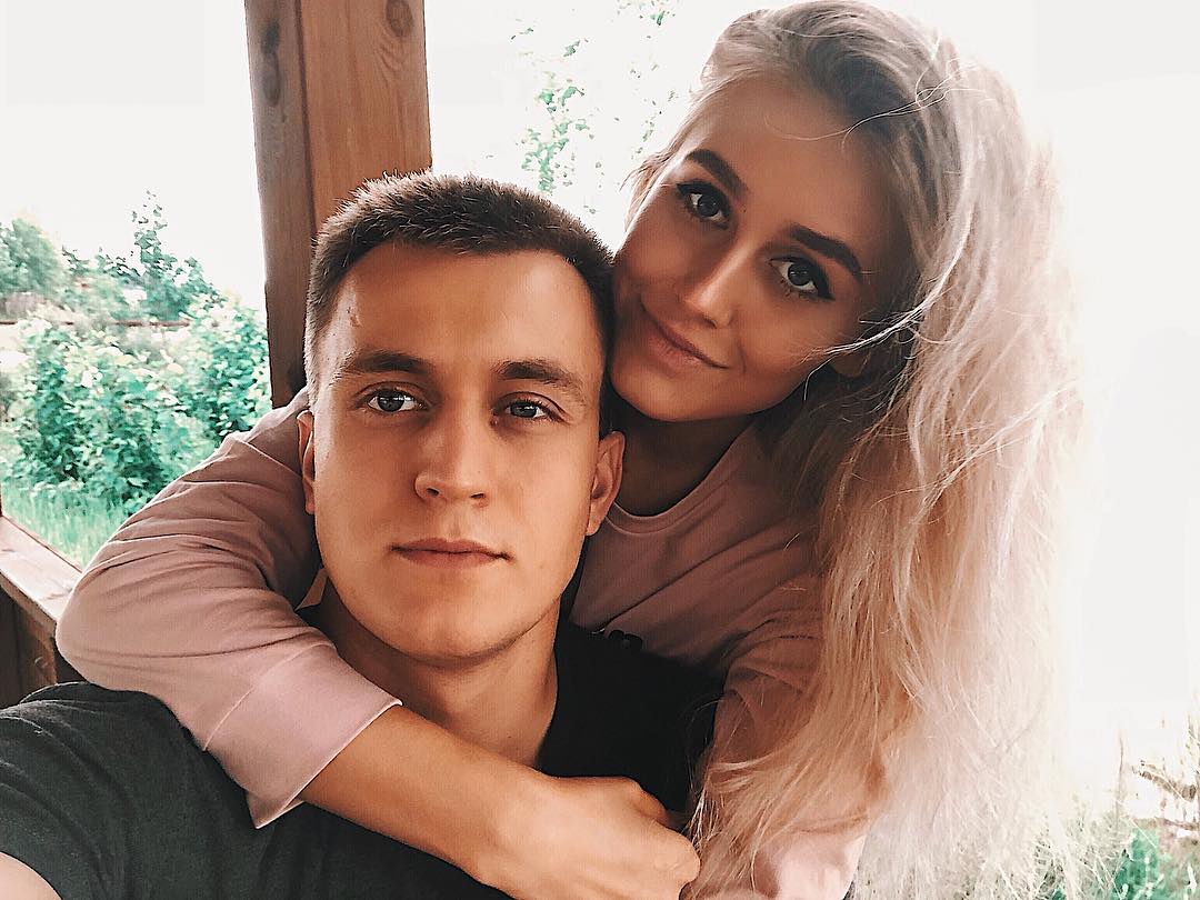 Михаил сделал любимой предложение, надев на палец кольцо от бутылки (настоящее кольцо тоже потом подарил) Михаил сделал любимой предложение, надев на палец кольцо от бутылки (настоящее кольцо тоже потом подарил) 