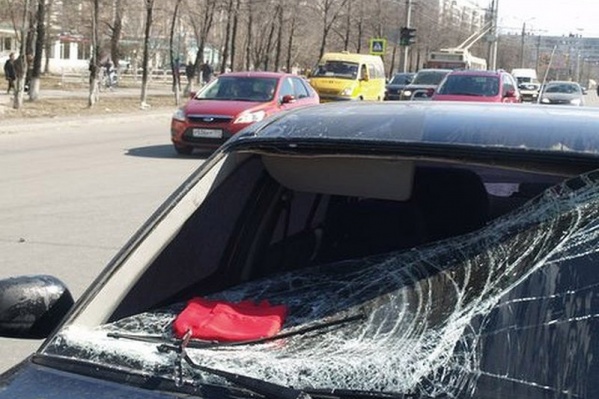 Характерный след на стекле — результат наезда на пешехода Характерный след на стекле — результат наезда на пешехода