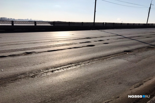 Покрытие моста напоминает лунную поверхность Покрытие моста напоминает лунную поверхность