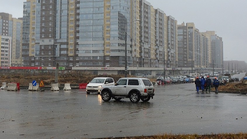 На перекрёстке идёт реконструкция и полностью отсутствуют знаки. Volkswagen едет по широкому проспекту с разделительной полосой, Lada движется в перпендикулярном направлении по обычной улице. Кто уступает?