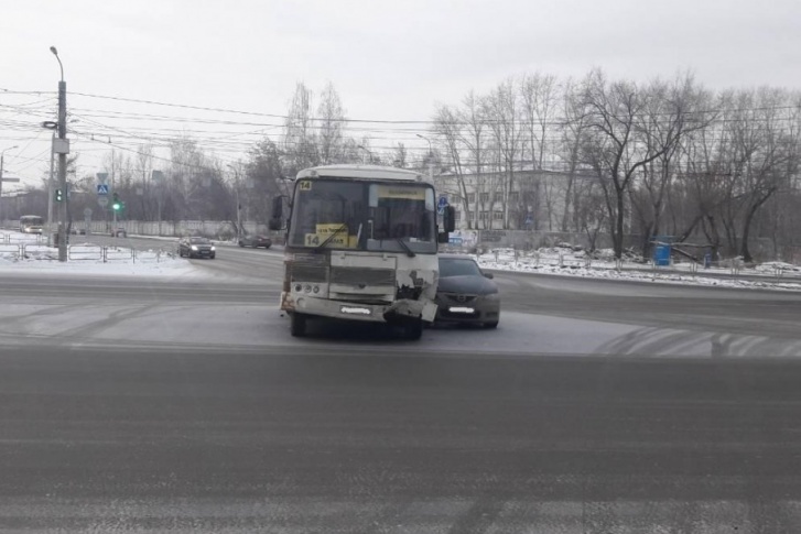 На улице Кузнецова столкнулись маршрутка и Mazda 3