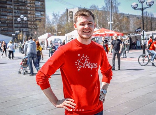 Дмитрий регулярно посещает городские молодежные мероприятия. Особенно те, которые рекламирует его агентство