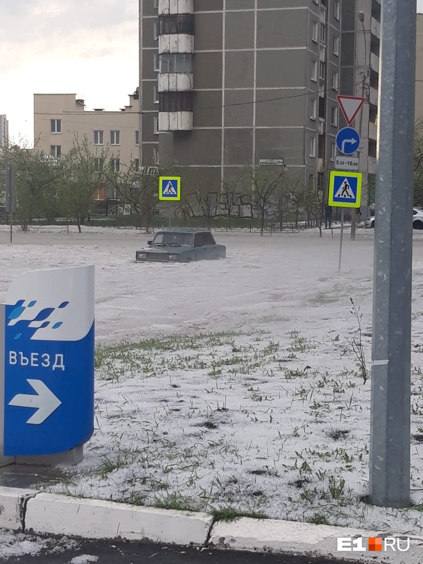 Автомобили тонули: Екатеринбург накрыло градом и ливнем, мы собирали фото в режиме онлайн