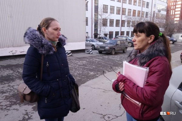  Олеся (слева) и Светлана несколько часов дежурили под стенами колонии Олеся (слева) и Светлана несколько часов дежурили под стенами колонии 