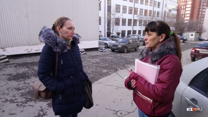 Олеся (слева) и Светлана несколько часов дежурили под стенами колонии Олеся (слева) и Светлана несколько часов дежурили под стенами колонии