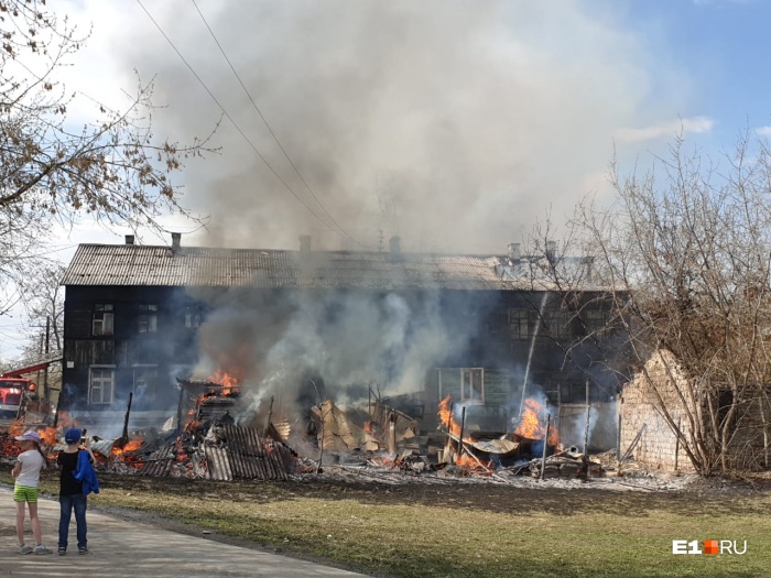 Из дома пожарные вынесли два газовых баллона, предотвратив взрыв Из дома пожарные вынесли два газовых баллона, предотвратив взрыв