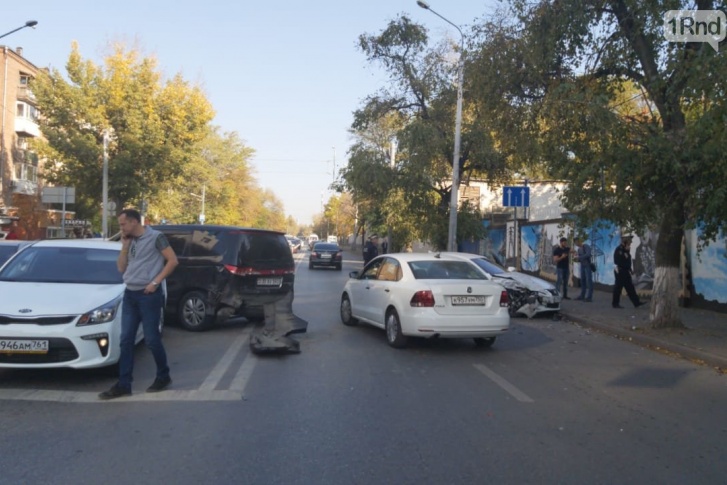 Центр Ростова возле ЦГБ стал в пробку из-за массового ДТП Центр Ростова возле ЦГБ стал в пробку из-за массового ДТП