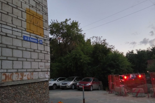 Поток бежит рядом с этим домом Поток бежит рядом с этим домом