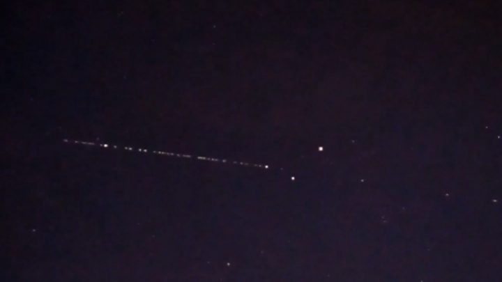 Свердловчане всю неделю смогут наблюдать, как пролетают 60 спутников Илона Маска