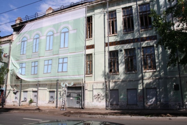 Половину здания уже закрыли Половину здания уже закрыли