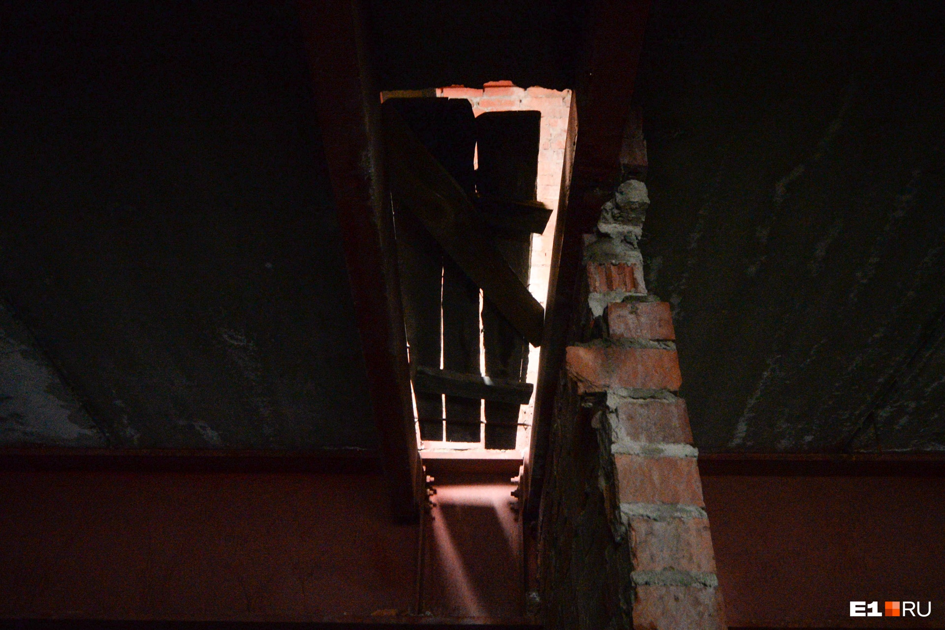 Те самые деревянные перекрытия в потолке, через которые капает вода. Они есть на каждом этаже