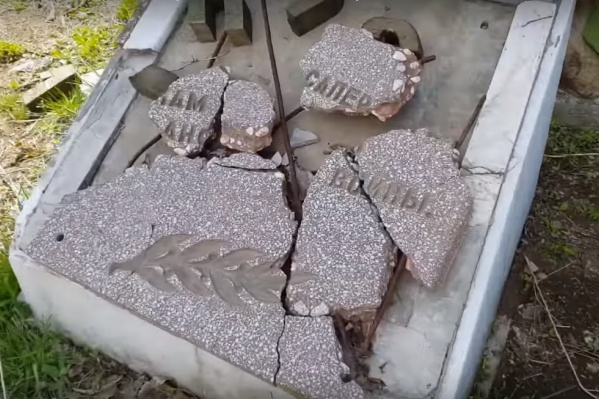 От памятных плит сапёрам остались разрушенные осколки и забвение От памятных плит сапёрам остались разрушенные осколки и забвение