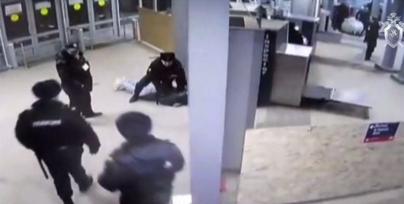 Скрутили и уложили на пол. Задержание пассажира с ножом на Московском вокзале попало на видео