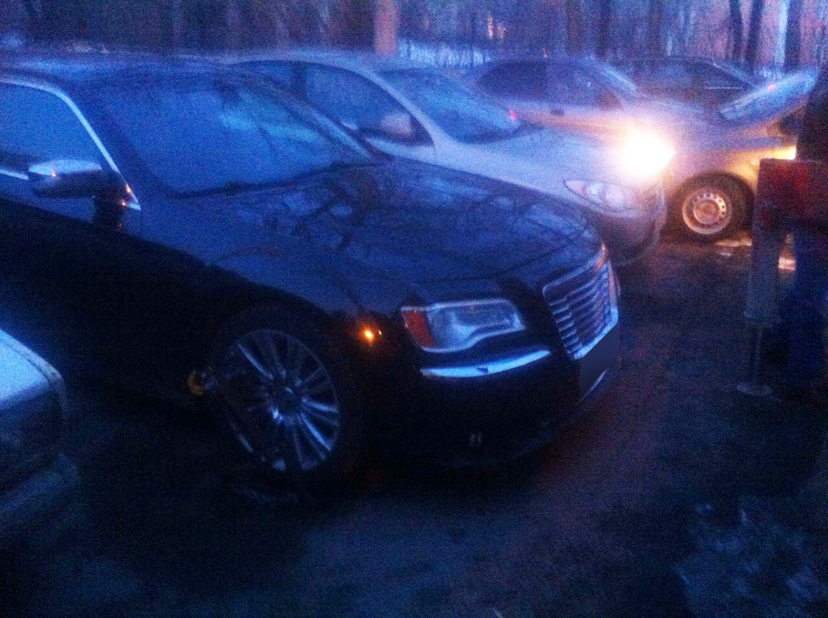 Chrysler 300С нашли на парковке в соседнем дворе Chrysler 300С нашли на парковке в соседнем дворе