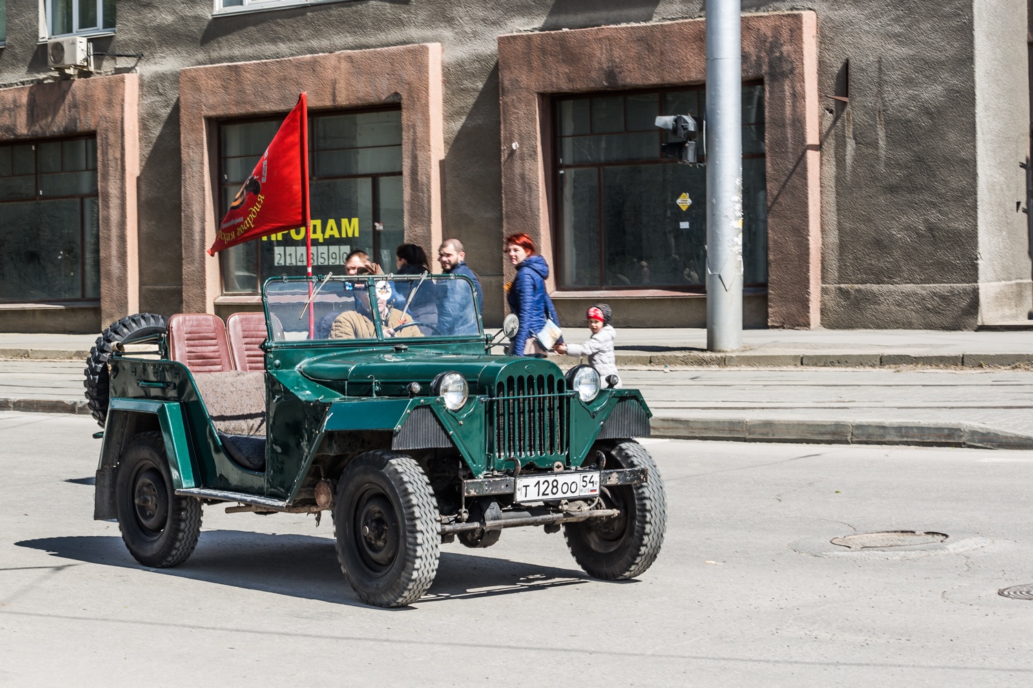 Днем 9 мая увидеть на улице ретроавтомобиль совсем не сложно. Фото Ольги Бурлаковой Днем 9 мая увидеть на улице ретроавтомобиль совсем не сложно. Фото Ольги Бурлаковой