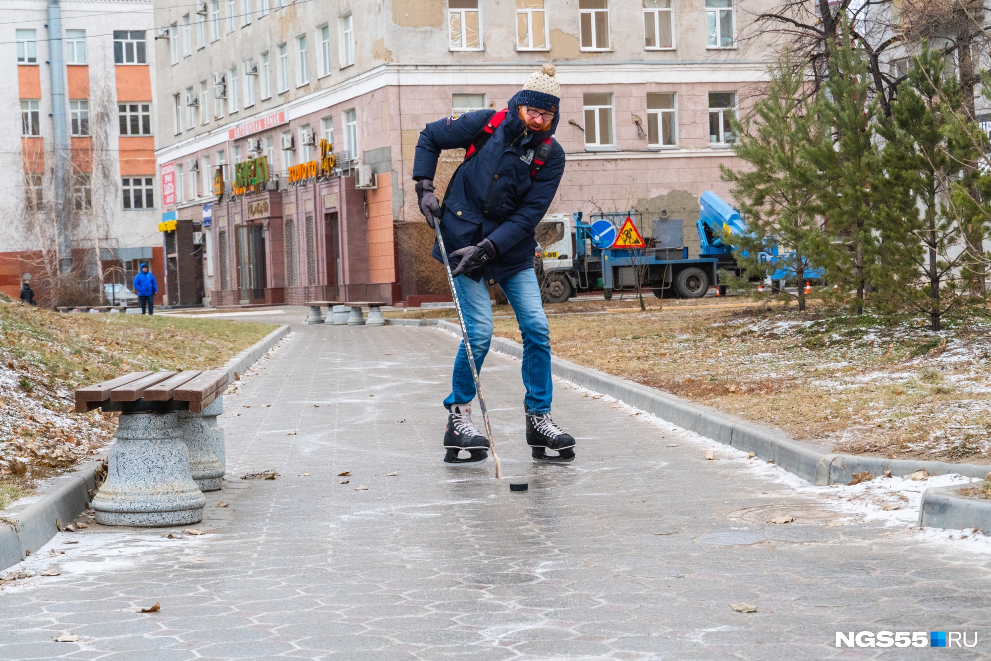 Скользкий тротуар. На коньках по асфальту. Скользко на улице. В Питере на коньках по тротуару.