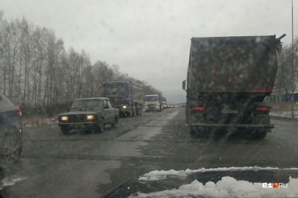 Проезжая шумовые полосы, водителям приходилось сбавлять скорость почти до нуля, из-за чего на тракте вырастала огромная пробка Проезжая шумовые полосы, водителям приходилось сбавлять скорость почти до нуля, из-за чего на тракте вырастала огромная пробка