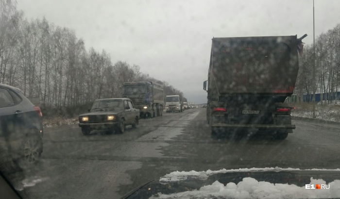 Проезжая шумовые полосы, водителям приходилось сбавлять скорость почти до нуля, из-за чего на тракте вырастала огромная пробка Проезжая шумовые полосы, водителям приходилось сбавлять скорость почти до нуля, из-за чего на тракте вырастала огромная пробка