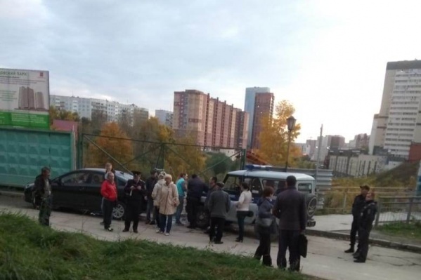 Чтобы разрешить спор между жильцами и застройщиком, вызвали полицию и ДПС Чтобы разрешить спор между жильцами и застройщиком, вызвали полицию и ДПС