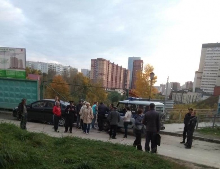 Чтобы разрешить спор между жильцами и застройщиком, вызвали полицию и ДПС Чтобы разрешить спор между жильцами и застройщиком, вызвали полицию и ДПС