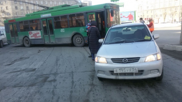 В ДТП никто не пострадал, но авария перекрыла движение по улице Станиславского В ДТП никто не пострадал, но авария перекрыла движение по улице Станиславского