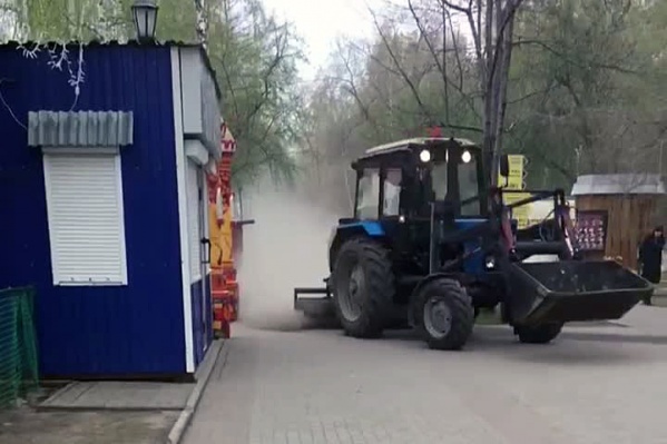 В парке объясняют, что такая технология уборки допустима В парке объясняют, что такая технология уборки допустима