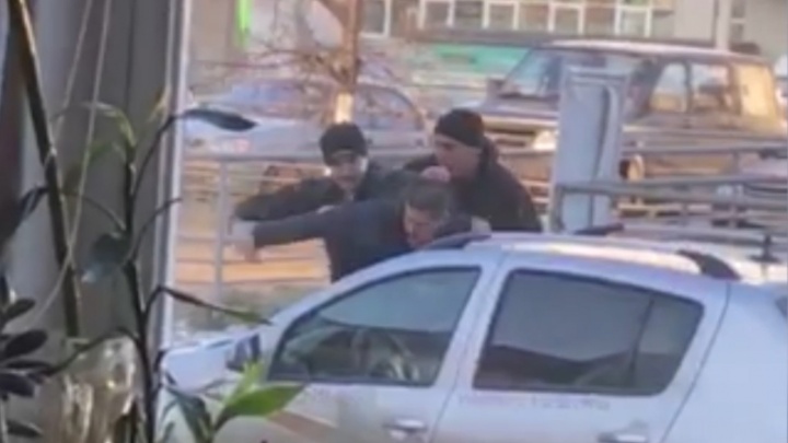 В «Визит» — с пистолетом: в Челябинске скрутили молодого мужчину, угрожавшего парикмахерам