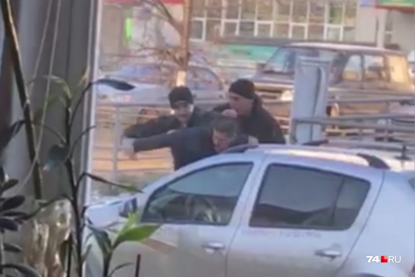 При задержании охранники ЧОПа нашли у мужчины кастет. От пистолета он успел избавиться При задержании охранники ЧОПа нашли у мужчины кастет. От пистолета он успел избавиться