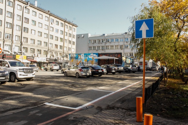 Новую разметку для парковки нанесли на часть тротуара Новую разметку для парковки нанесли на часть тротуара