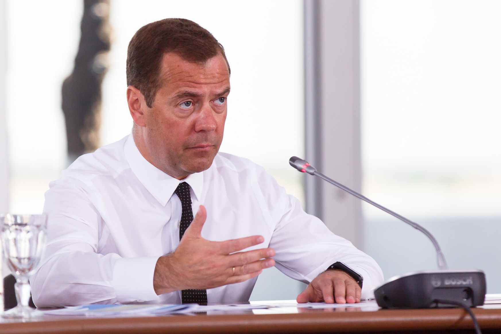 Деньги есть, но не шевелятся: Медведев вспомнил совещание в Волгограде и раскритиковал чиновников