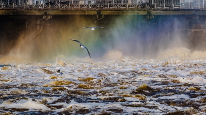 Шторм и брызги, как на Чёрном море: на Камской ГЭС спускают воду