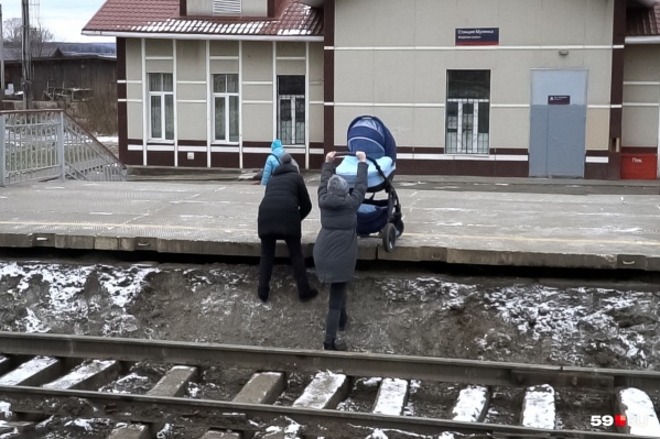 В данный момент жители переходят пути вот так В данный момент жители переходят пути вот так