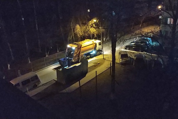 Для этого пришлось собрать все компании, перевозящие мусор, и объяснить им, что шуметь нельзя Для этого пришлось собрать все компании, перевозящие мусор, и объяснить им, что шуметь нельзя