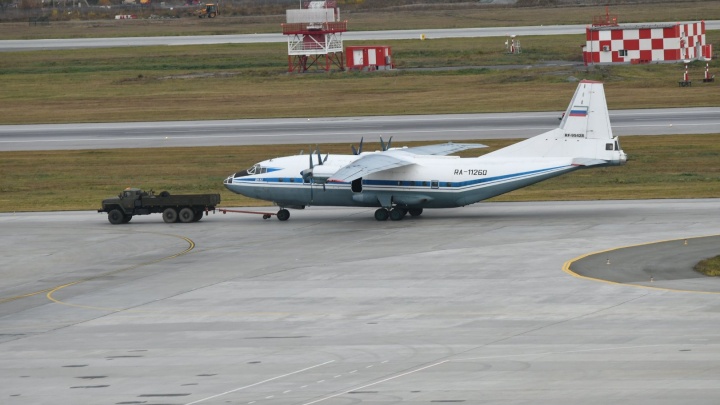 Из-за севшего на брюхо Ан-12 в Кольцово задержали 40 рейсов