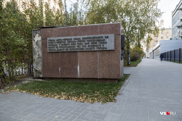 Чиновники разрушающийся памятник не замечают Чиновники разрушающийся памятник не замечают