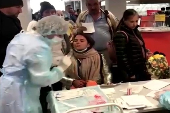Всех прибывающих из Китая пассажиров проверяют на коронавирус