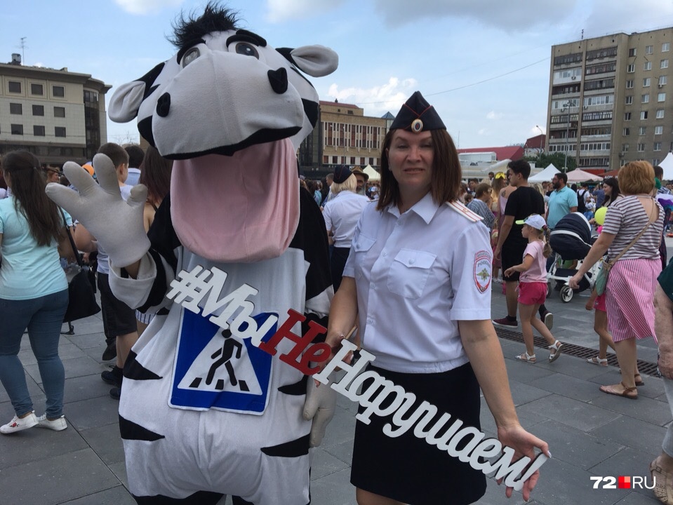 С зеброй можно не только сфотографироваться, но и порасспрашивать ее о том, как правильно переходить дорогу С зеброй можно не только сфотографироваться, но и порасспрашивать ее о том, как правильно переходить дорогу