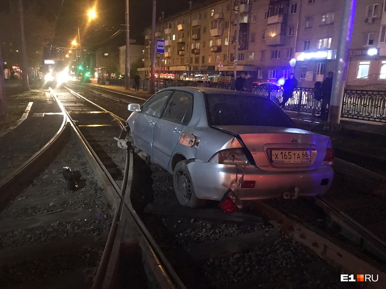 У иномарки разбита передняя и задняя часть кузова У иномарки разбита передняя и задняя часть кузова
