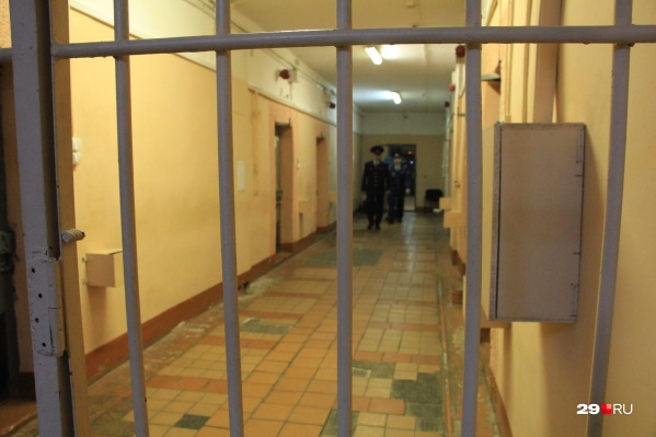 Сейчас задержанный находится под следствием, он сам во всем признался Сейчас задержанный находится под следствием, он сам во всем признался