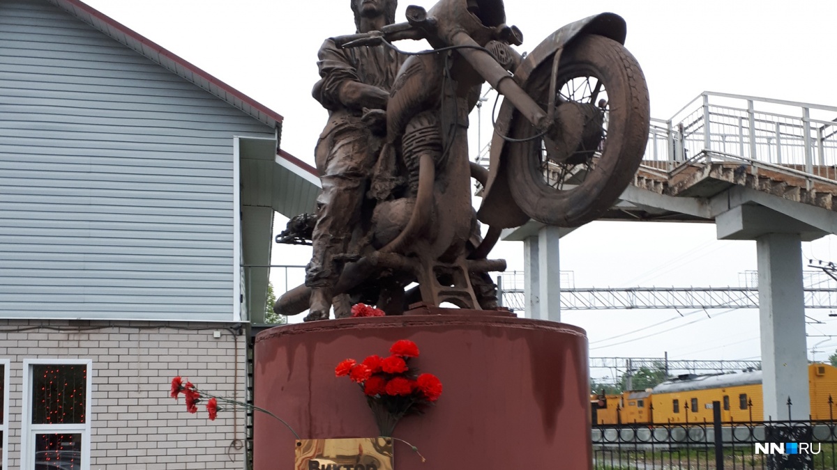 Угадайте, что с этим памятником Цою не так (находится в Окуловке Новгородкой области)?