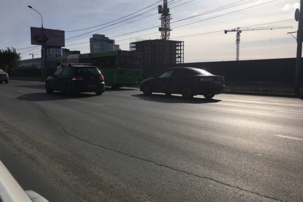 Дорога в этом месте трескается уже не в первый раз — у легендарной трещины есть даже аккаунт в Twitter и <a href="https://news.ngs.ru/more/50569701/" target="_blank" class="_">профиль в Instagram</a> Дорога в этом месте трескается уже не в первый раз — у легендарной трещины есть даже аккаунт в Twitter и <a href="https://news.ngs.ru/more/50569701/" target="_blank" class="_">профиль в Instagram</a>