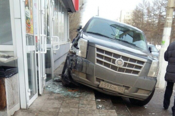 По счастливой случайности, в результате ДТП никто не пострадал. Внедорожник остановился, ударившись о входную группу гастронома<br> По счастливой случайности, в результате ДТП никто не пострадал. Внедорожник остановился, ударившись о входную группу гастронома<br>