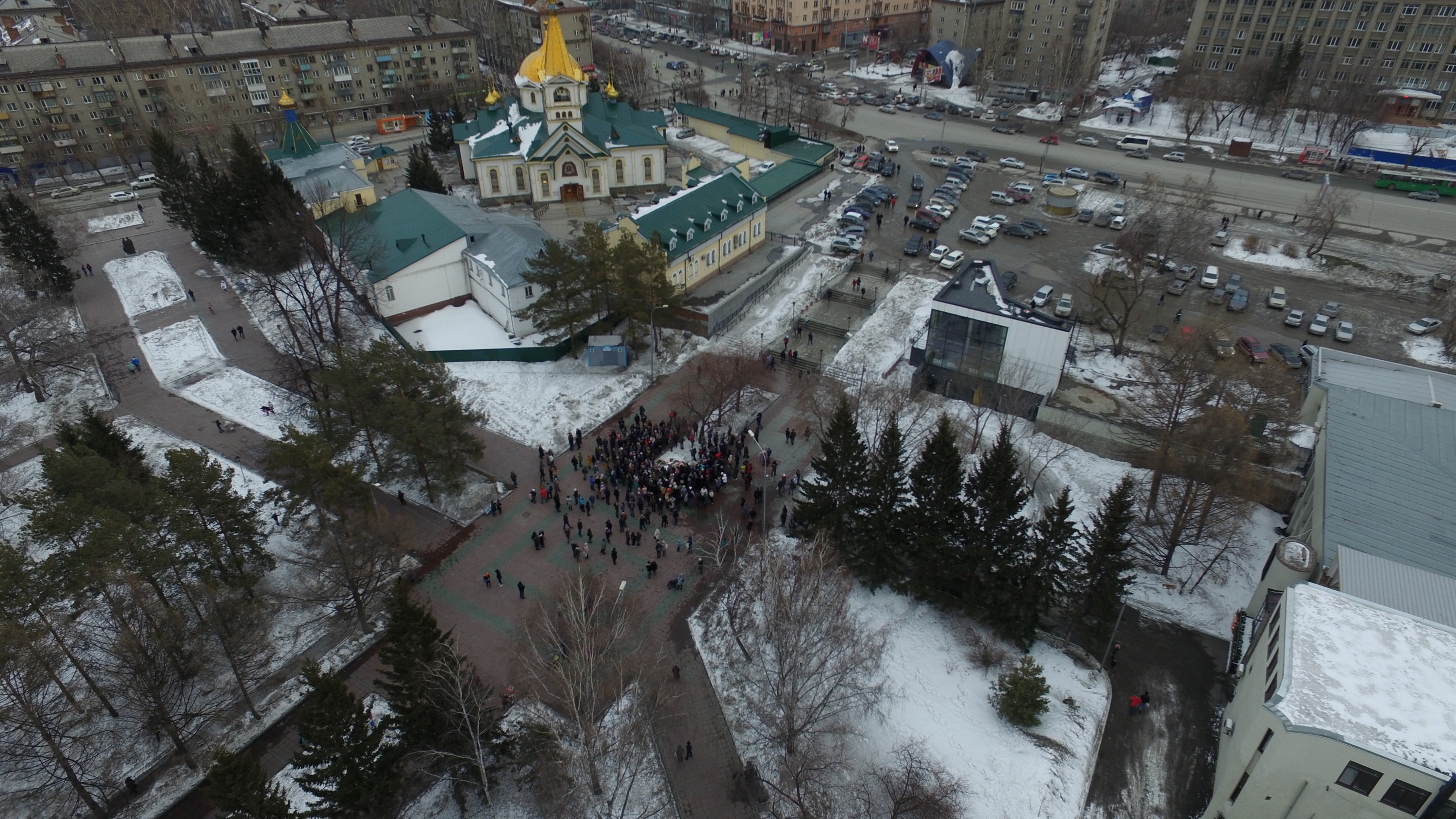 Новосибирцы продолжают подходить на акцию памяти в Нарымский сквер — участников не меньше 300, мероприятие продлится минимум до 20:00. Фото читателя НГС Новосибирцы продолжают подходить на акцию памяти в Нарымский сквер — участников не меньше 300, мероприятие продлится минимум до 20:00. Фото читателя НГС