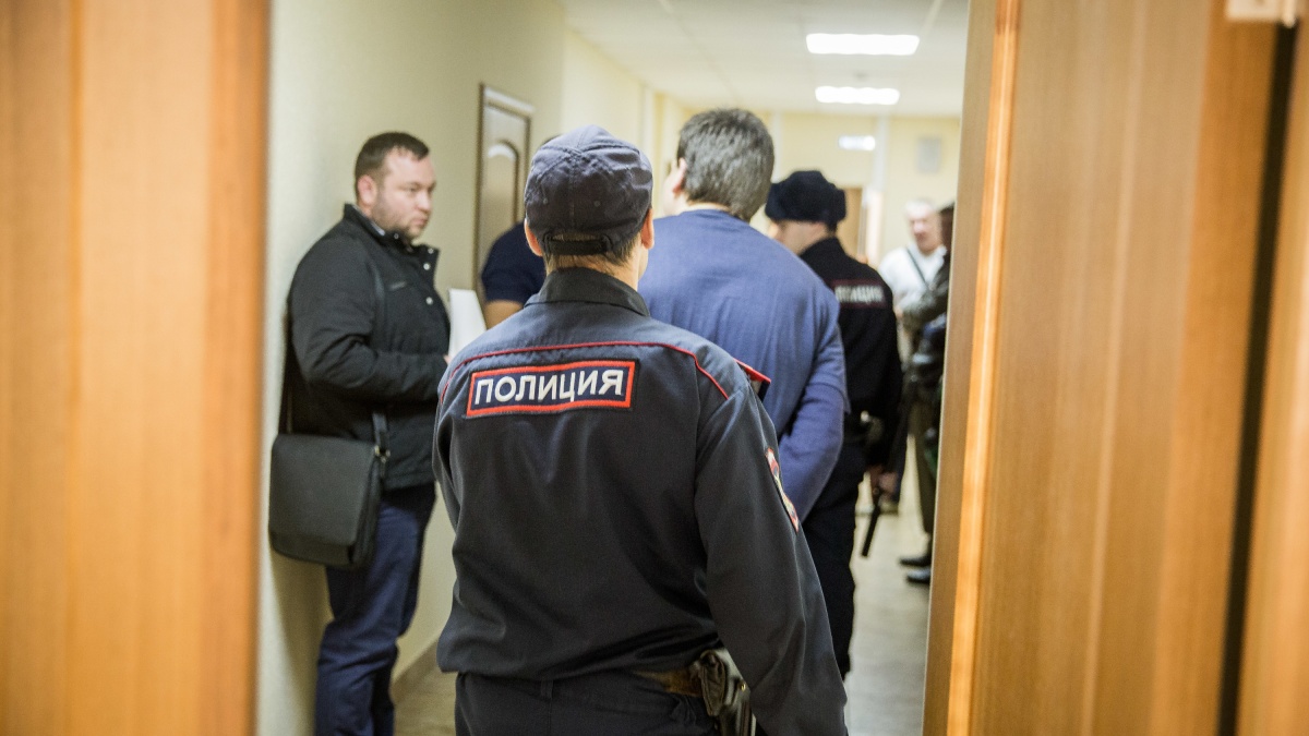 Вы инспектор ГИБДД, который остановил машину для рядовой проверки. У водителя оказались не только поддельные права, но и травматический пистолет и пакетик с неизвестным веществом. За молчание вы попросили с задержанного 400 тысяч рублей.