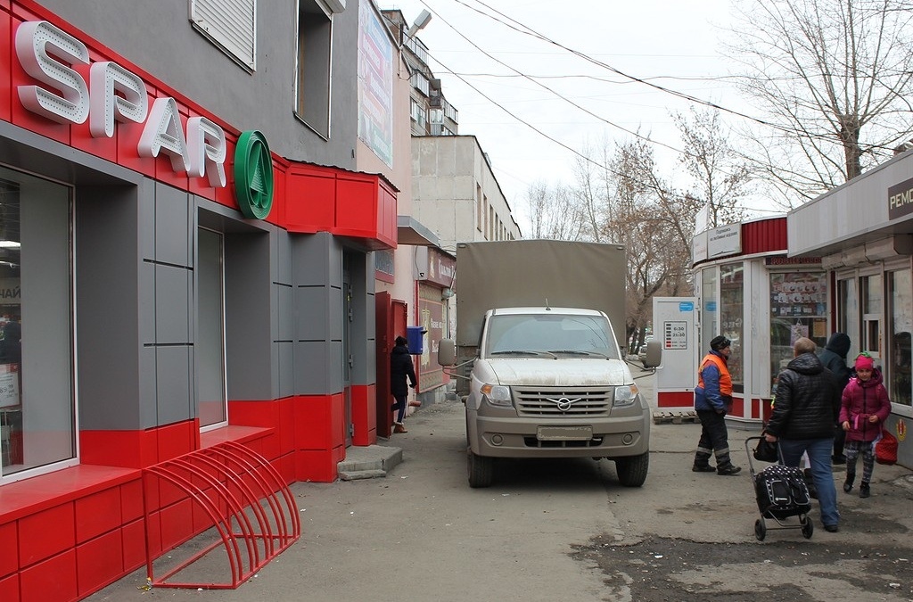 Это тротуар. Есть ли нарушение со стороны УАЗа?