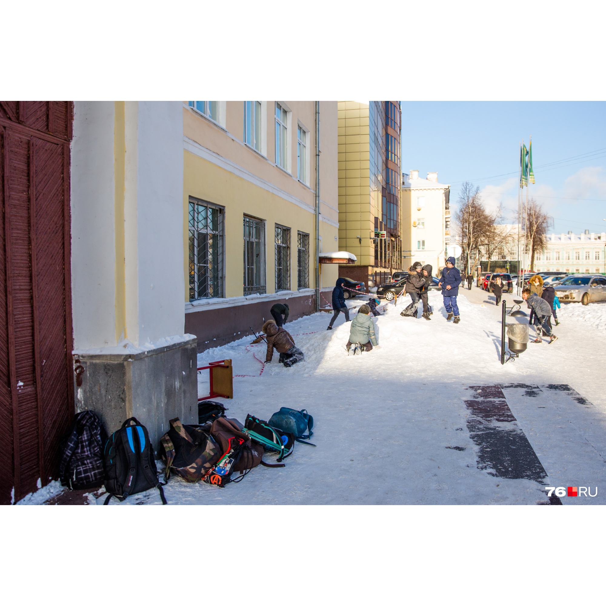 Свалить в кучу портфели и играть в снежки — это так по-зимнему Свалить в кучу портфели и играть в снежки — это так по-зимнему