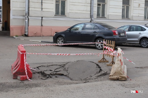 Возле провала сотрудники Водоканала поставили ограждения Возле провала сотрудники Водоканала поставили ограждения